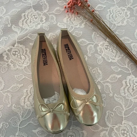 NWT Girls Kenneth Cole Metallic Flats - Picture 3 of 5